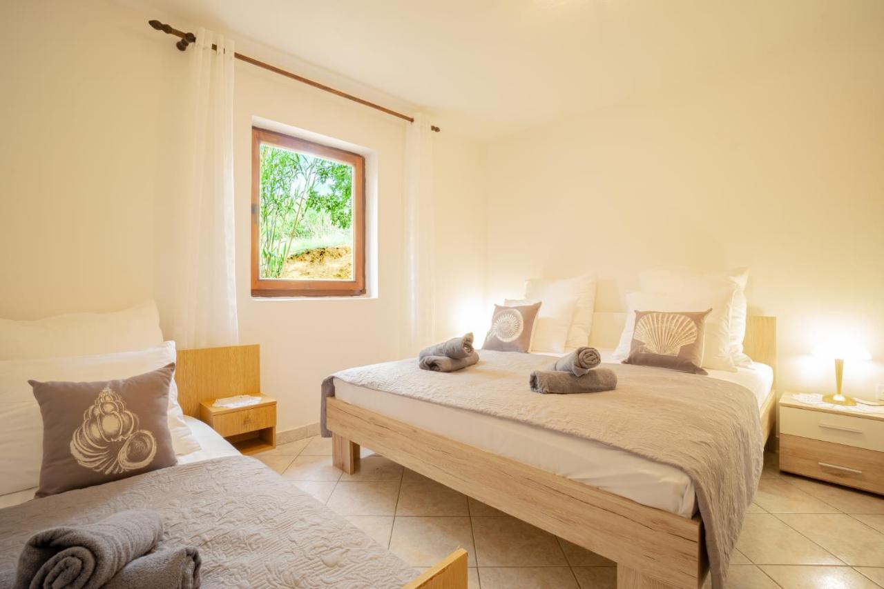 Appartamento Bepic Quiet Location On A Beautiful Bay Metajna Esterno foto